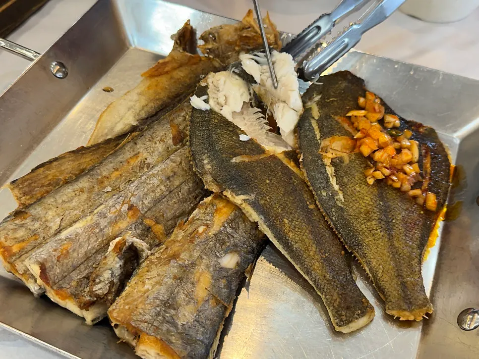Spread of several kinds of grilled fish