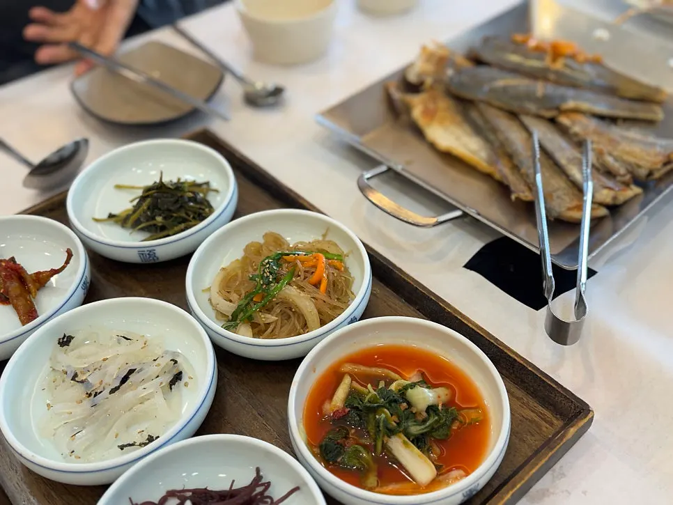 Full spread of the lunch set with sotbap and side dishes