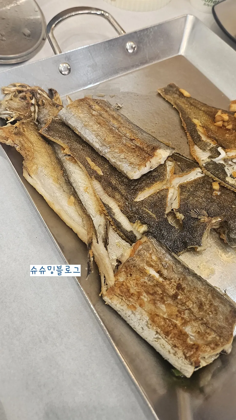 평일 오전 손님이 들어찬 민쿡앞마당 성사 내부