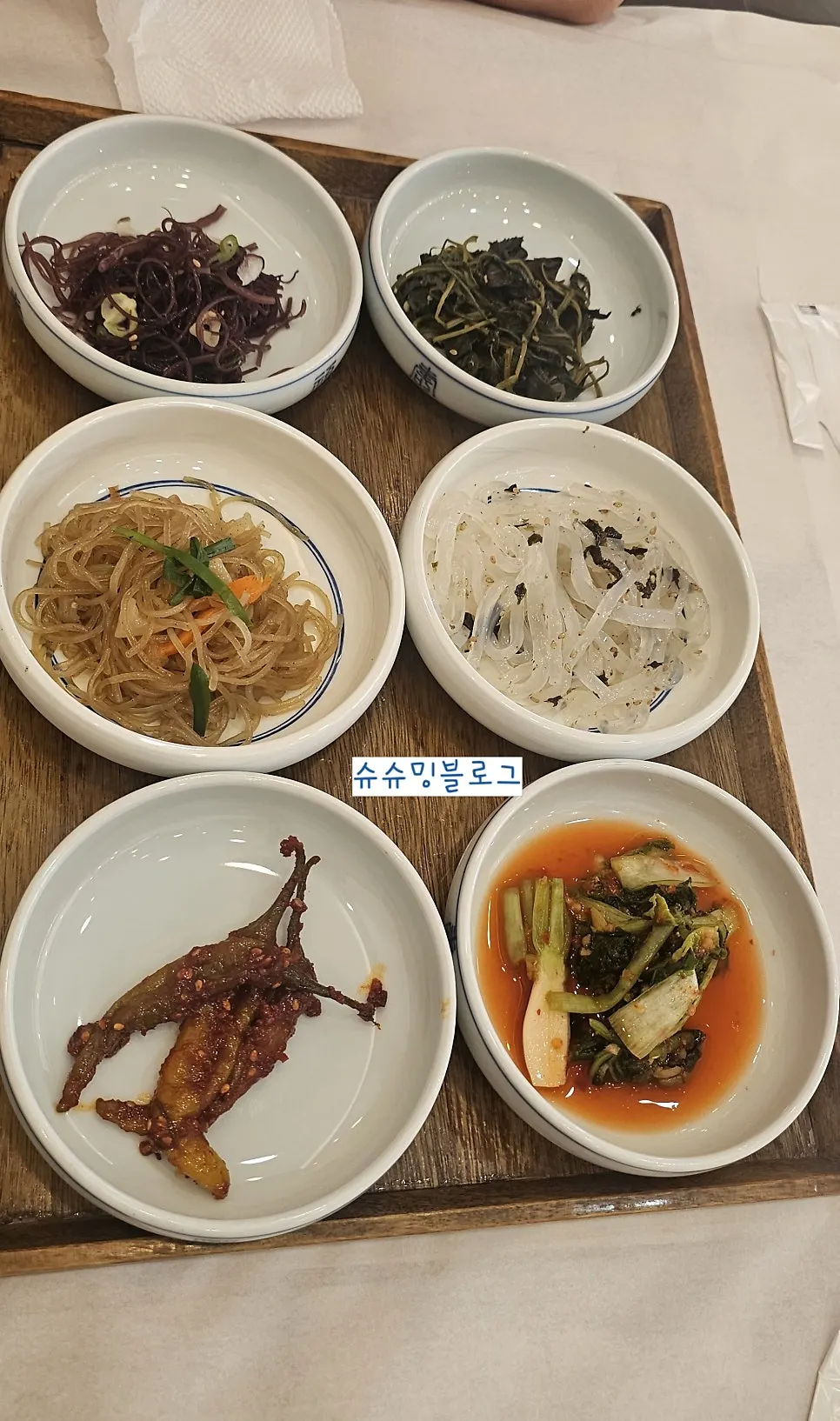 민쿡앞마당 성사 좌석과 매장 풍경