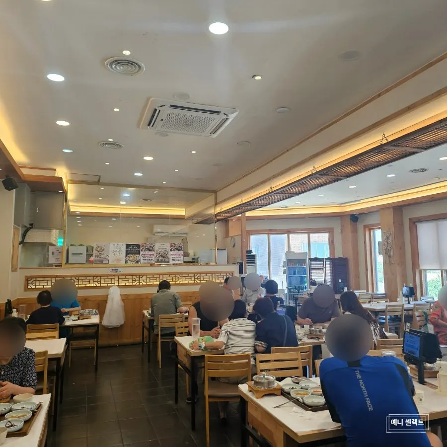 Restaurant packed with customers even at 1:30pm on a weekday