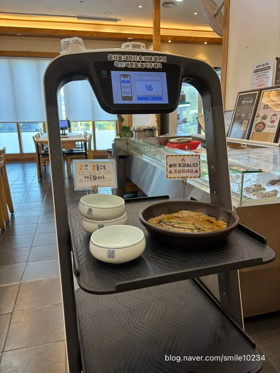 Dining hall interior and serving robot at Min Cook Apbadang Seongsa