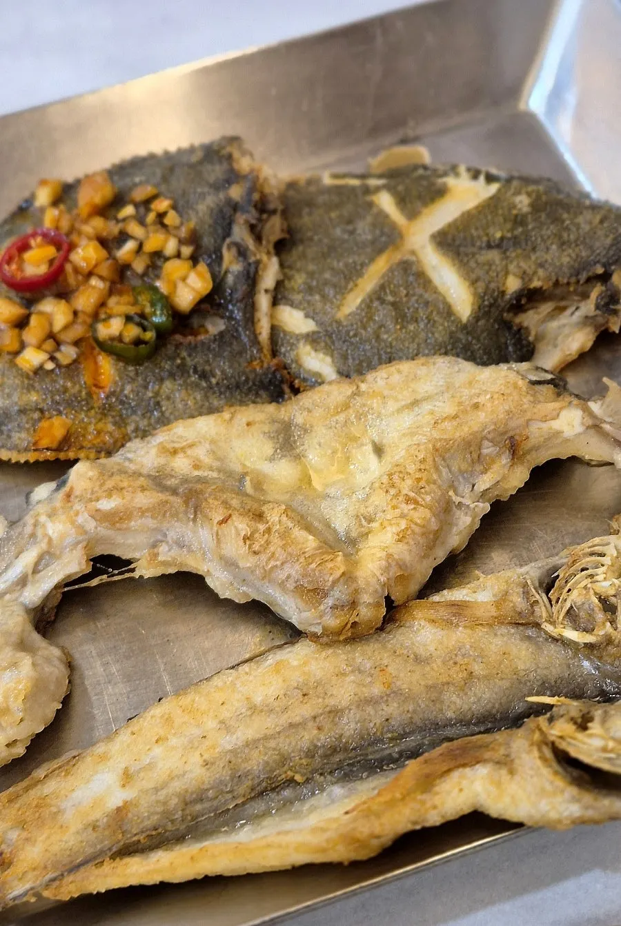 Grilled fish set table setting at Min Cook Apbadang