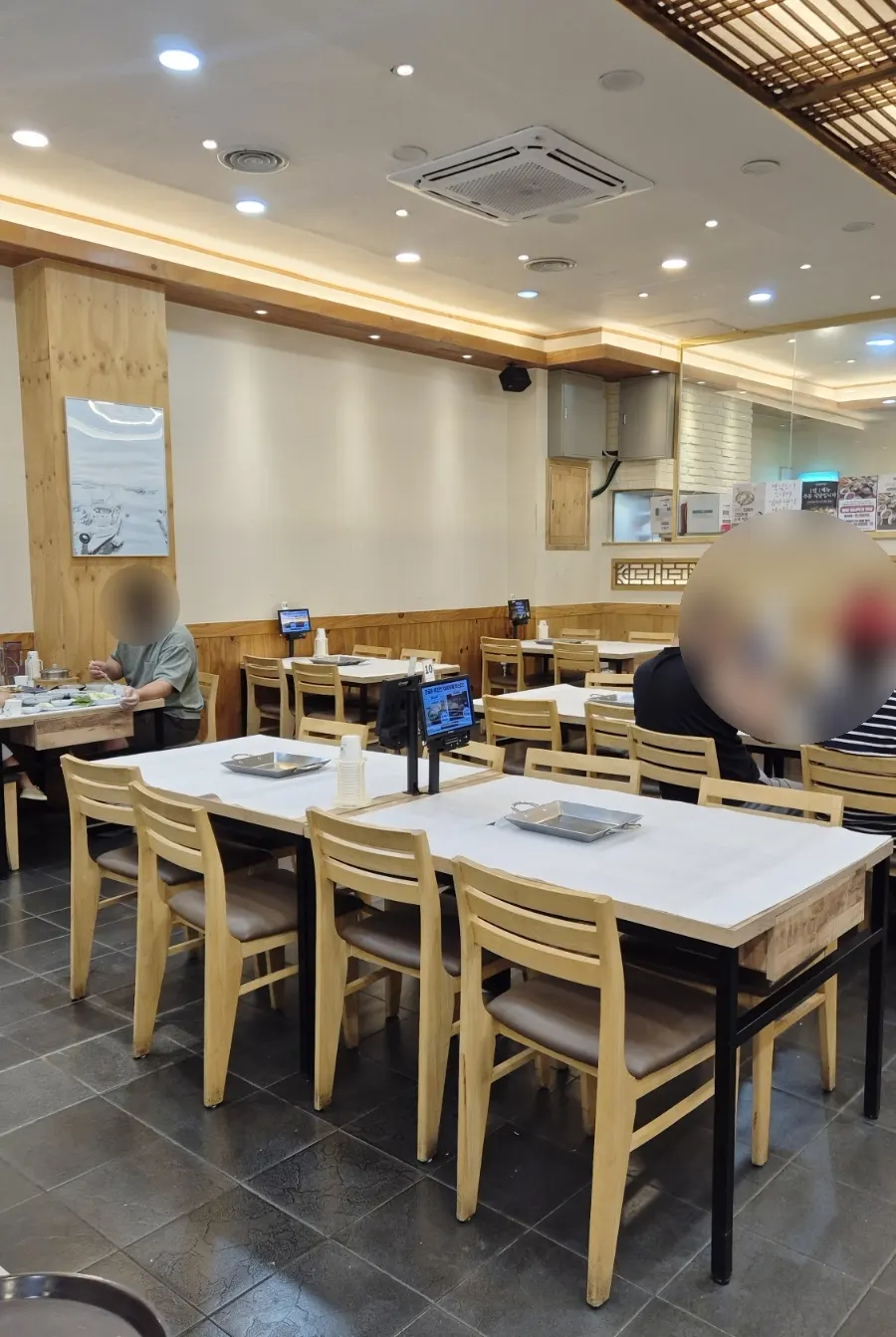 View of the dining hall with tables at Min Cook Apbadang
