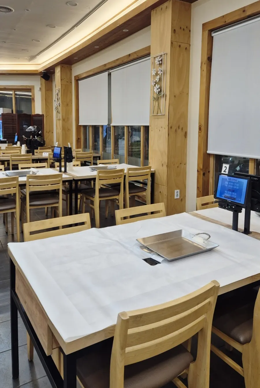 Spacious table seating at Min Cook Apbadang