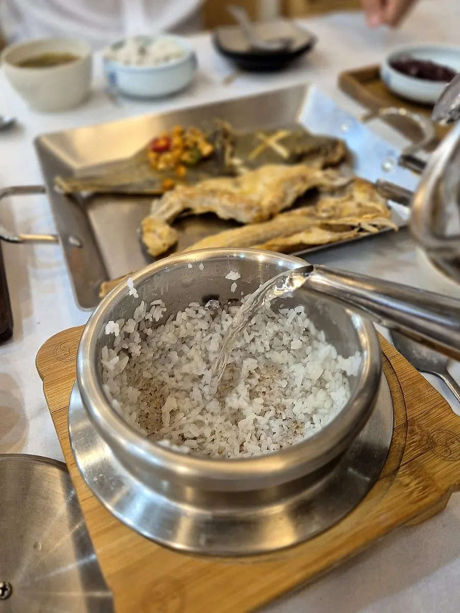 Stone pot rice with the lid opened