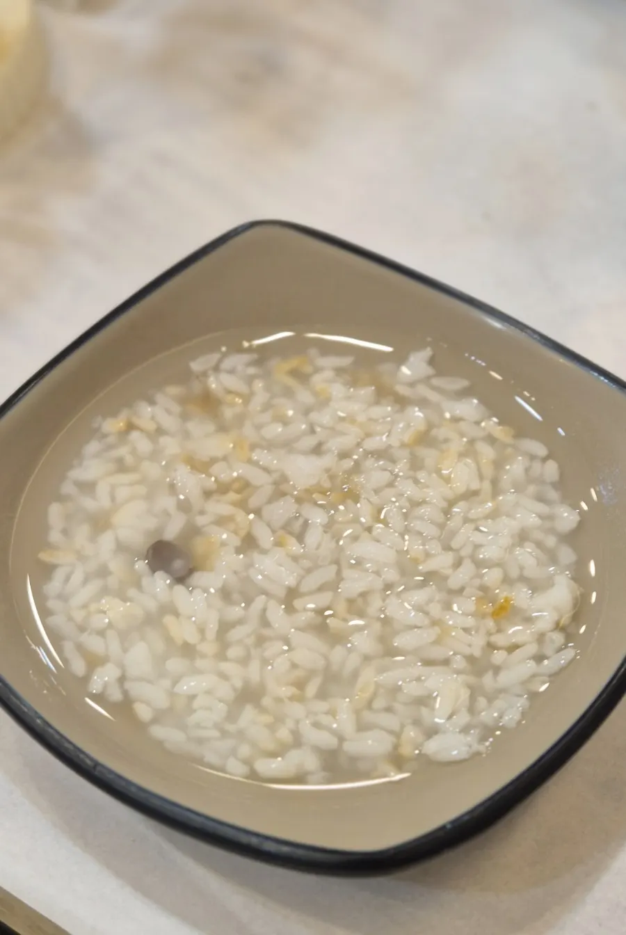 Scorched rice tea made from the stone pot rice