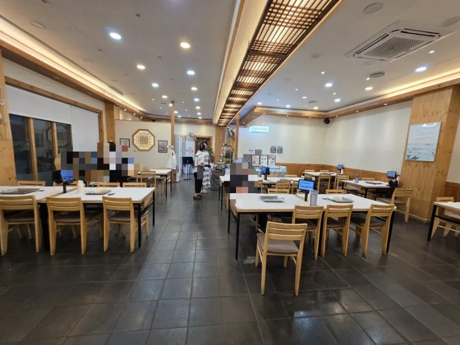 우드톤의 넓은 매장 내부