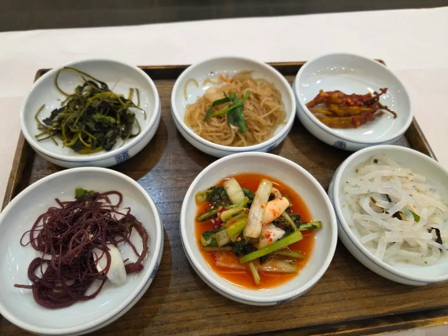 나물과 잡채가 담긴 기본찬