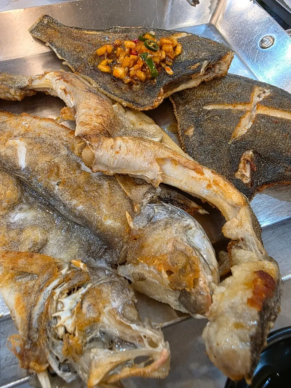 철판 가득 담긴 제철 생선구이