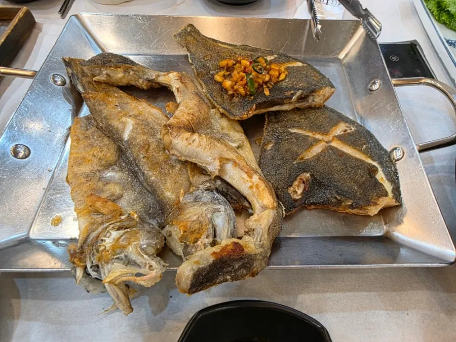 여러 종류로 구성된 생선구이