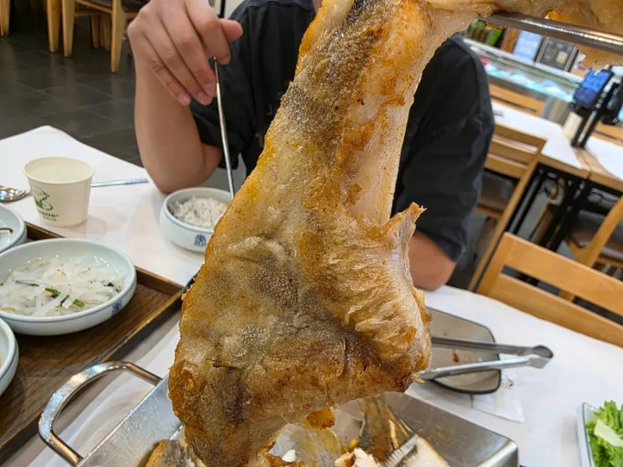 바삭하게 구운 생선 껍질