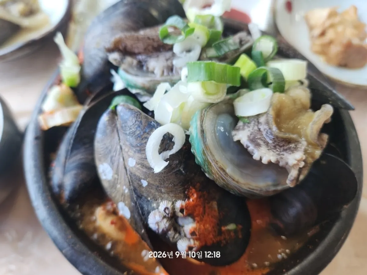 Abalone ttukbaegi with live abalone and seafood