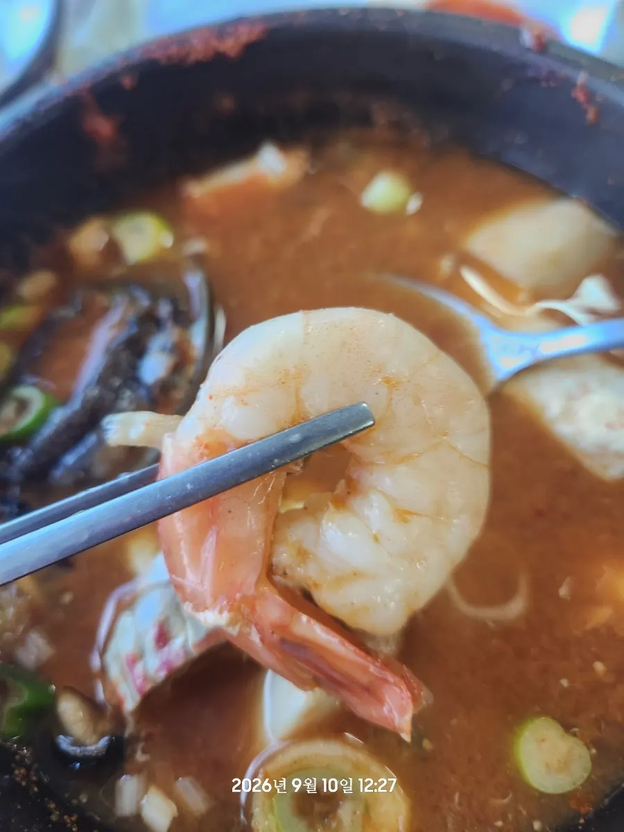 Abalone and seafood in the abalone ttukbaegi