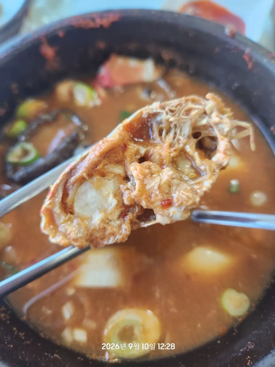 Seafood assortment in the abalone ttukbaegi