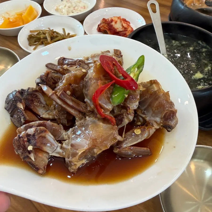 Side dishes served with braised cutlassfish