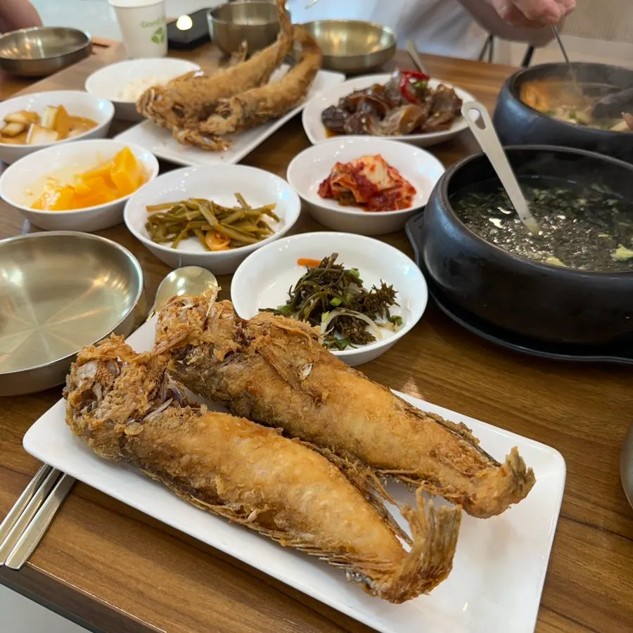 Choice of seafood ttukbaegi and sea urchin miyeok-guk