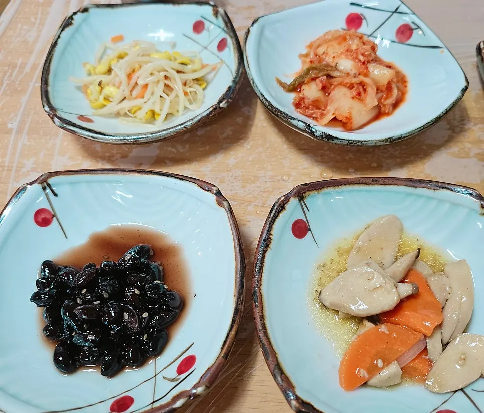 Basic side dishes including seasoned bean sprouts and kimchi