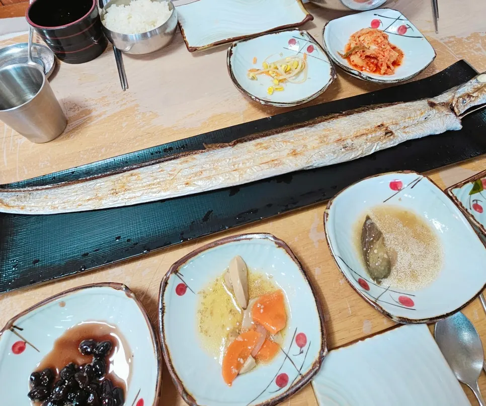 A plate of whole grilled cutlassfish that arrived first