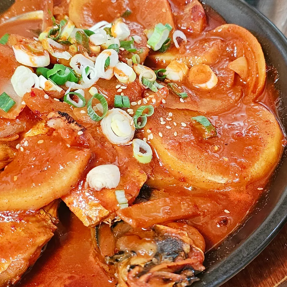Large-medium bada punggyeong stew served still bubbling