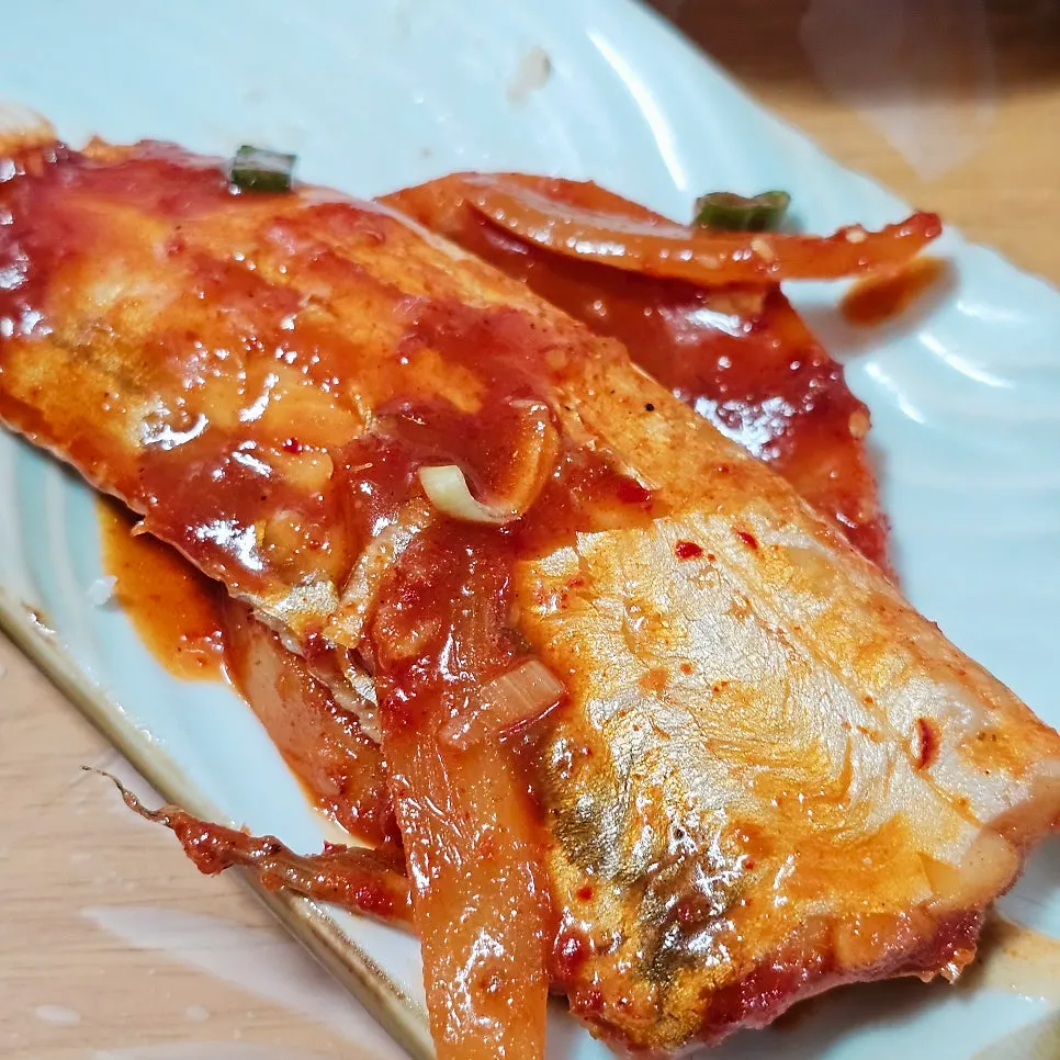Close-up of the spicy sauce on the braised cutlassfish