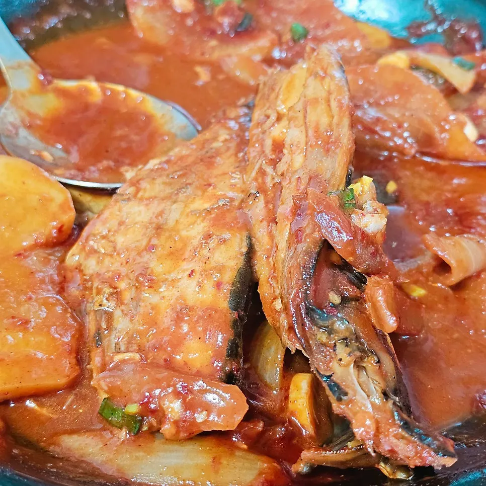 Radish and seasoning inside the braised cutlassfish stew