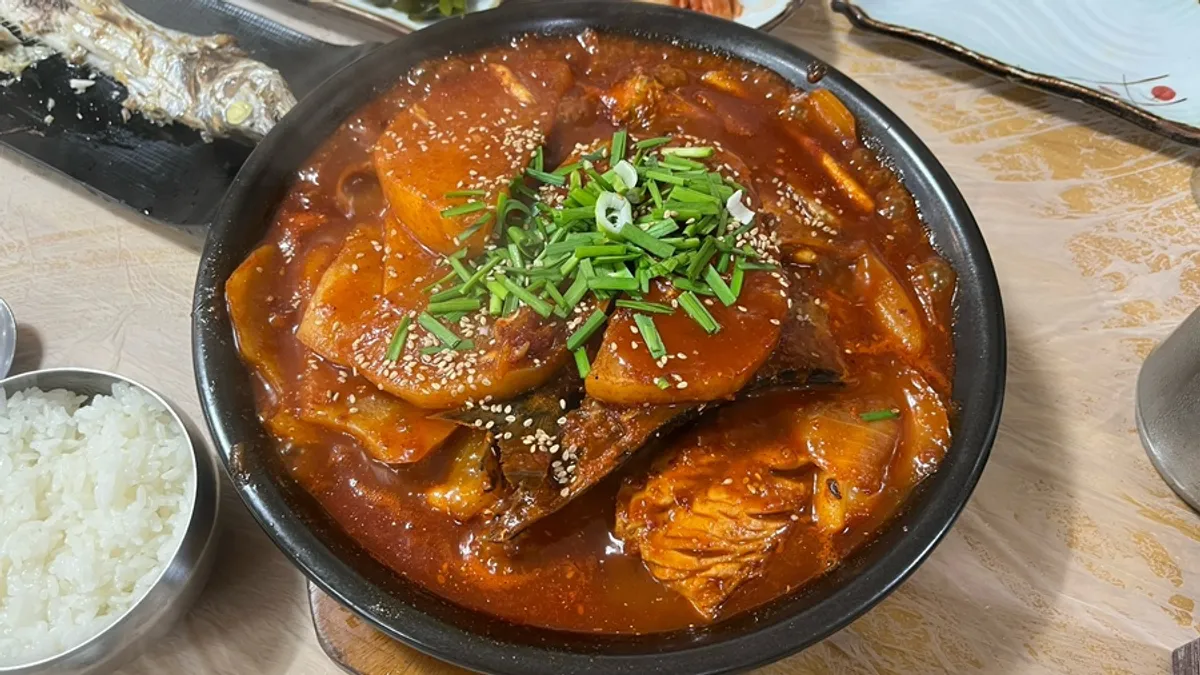 Full table setting with the large-medium bada punggyeong jorim for 3