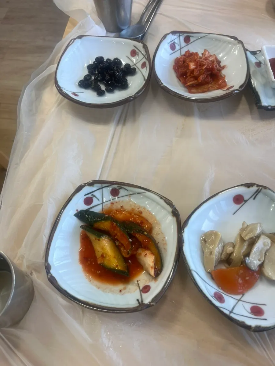단호박과 다시마가 포함된 반찬 구성