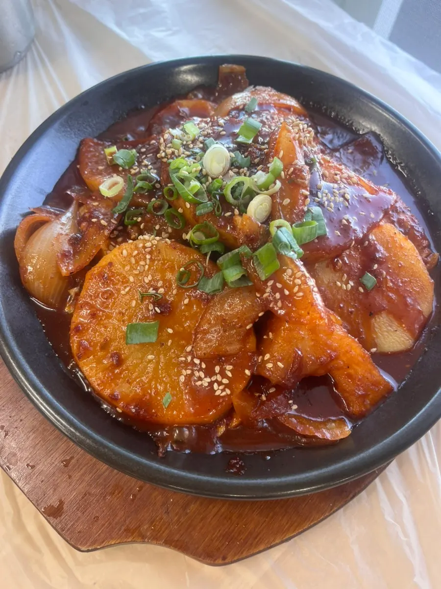 갈치와 고등어가 함께 들어간 조림 냄비
