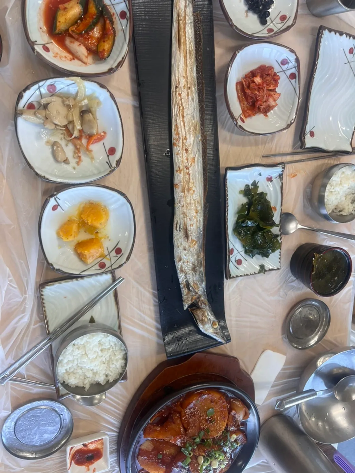 조림과 통갈치구이가 함께 차려진 상차림