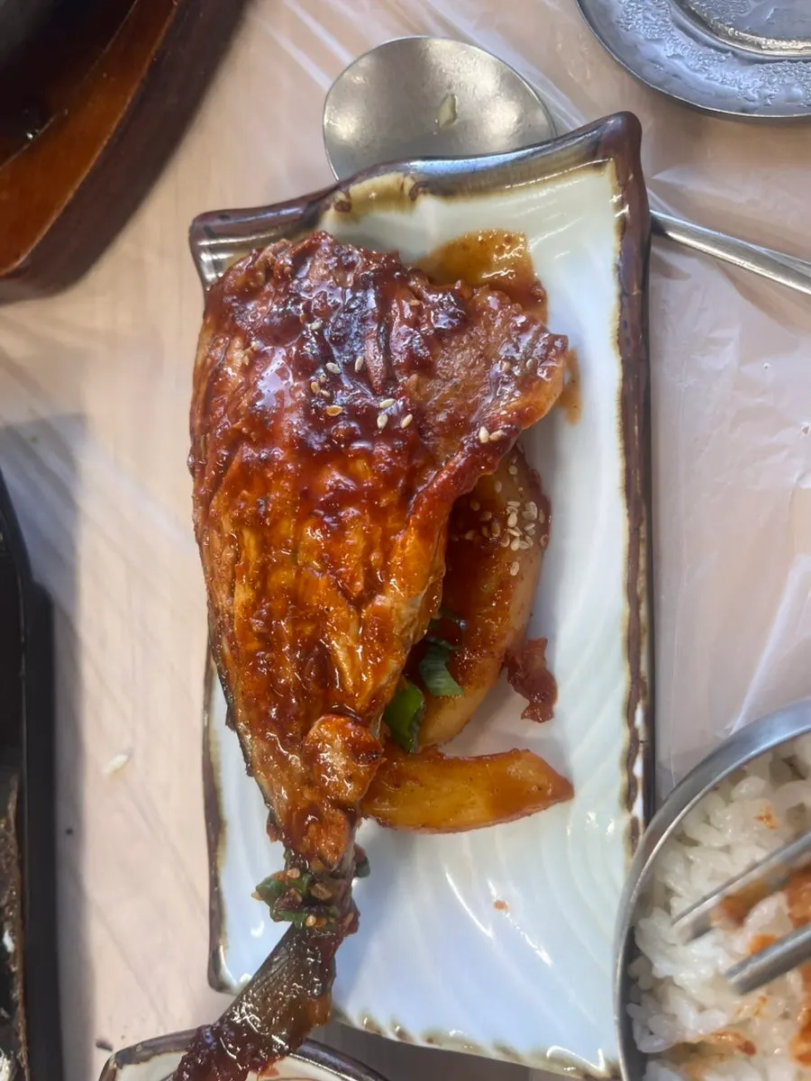 갈치 세 덩이와 고등어가 담긴 조림
