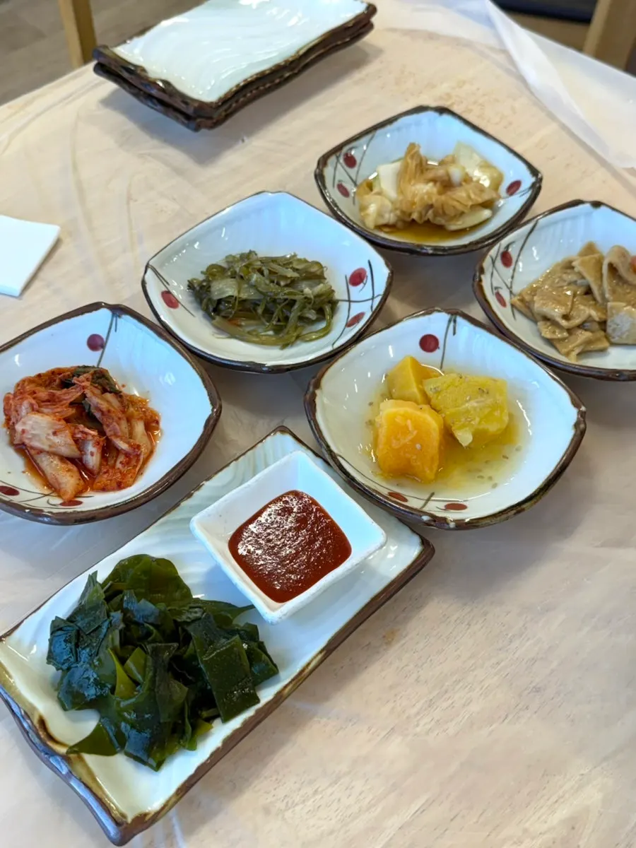 돌미역 등 밑반찬이 차려진 상