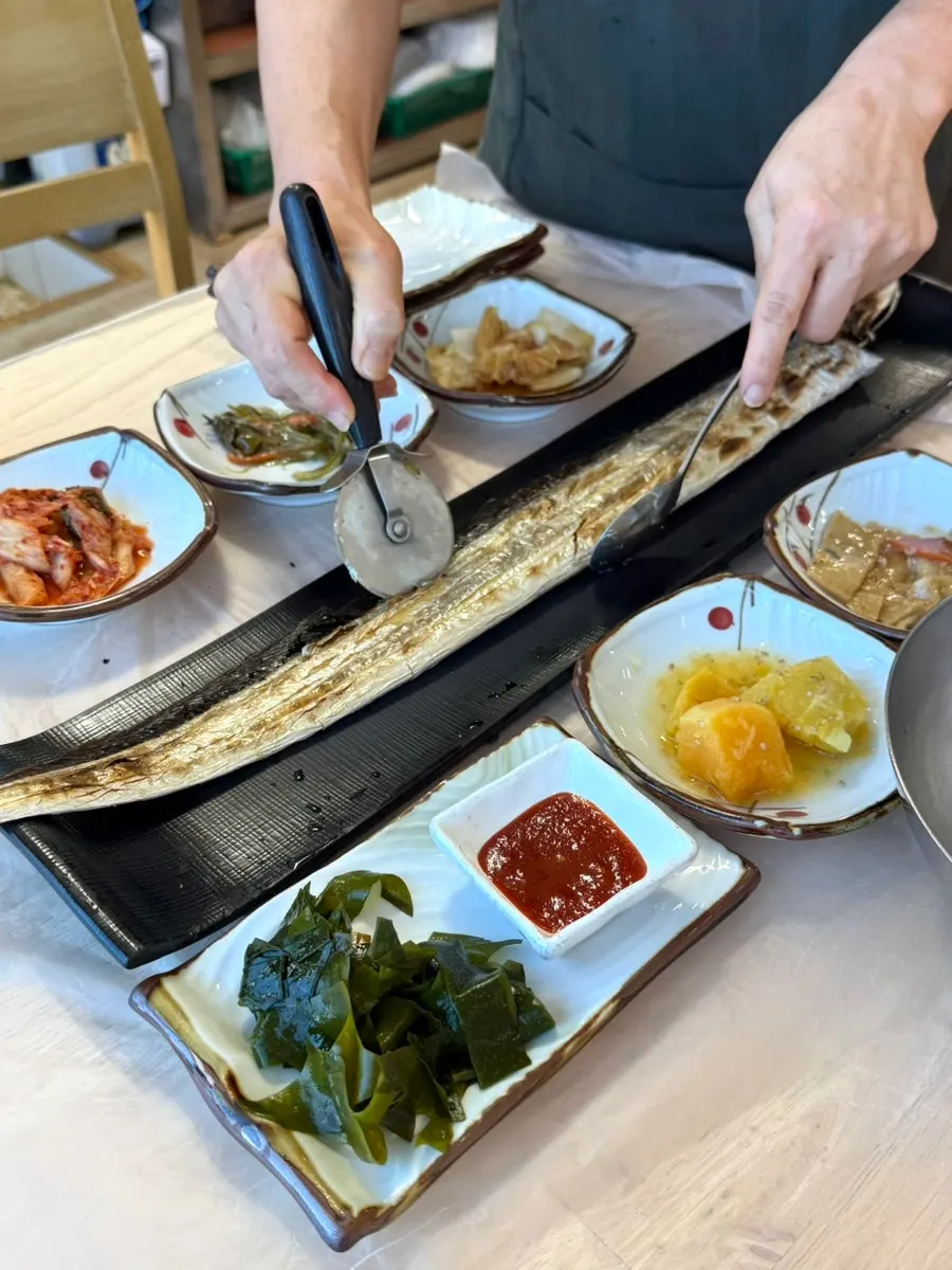 서비스로 나온 통갈치구이 한 마리