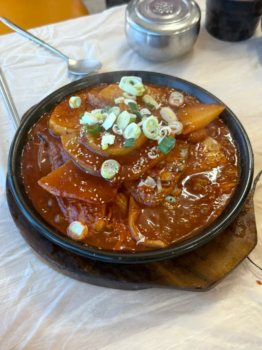 상에 오른 갈치 고등어 섞어조림
