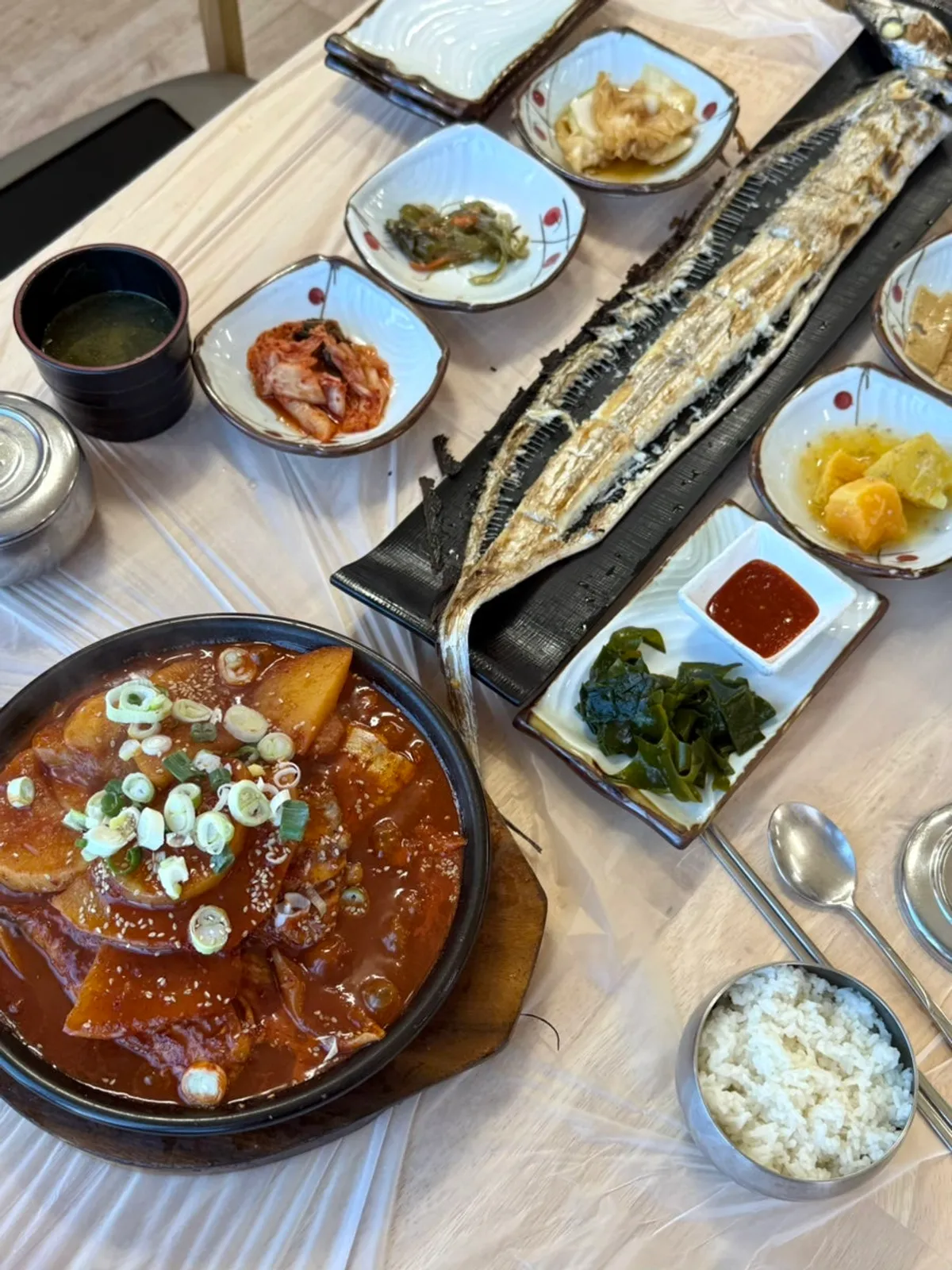 조림과 통갈치구이가 함께 놓인 한 상