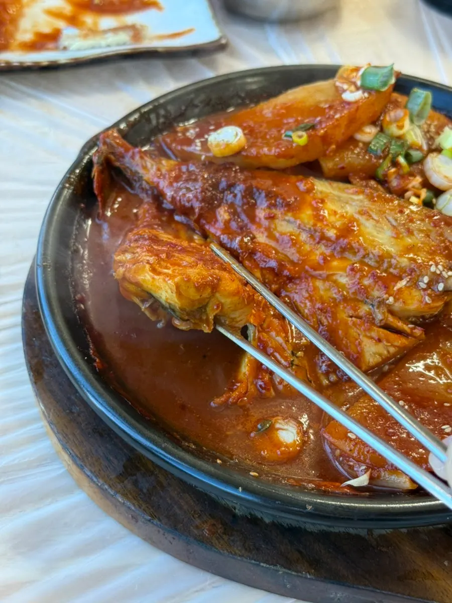 매콤한 양념이 밴 섞어조림 클로즈업