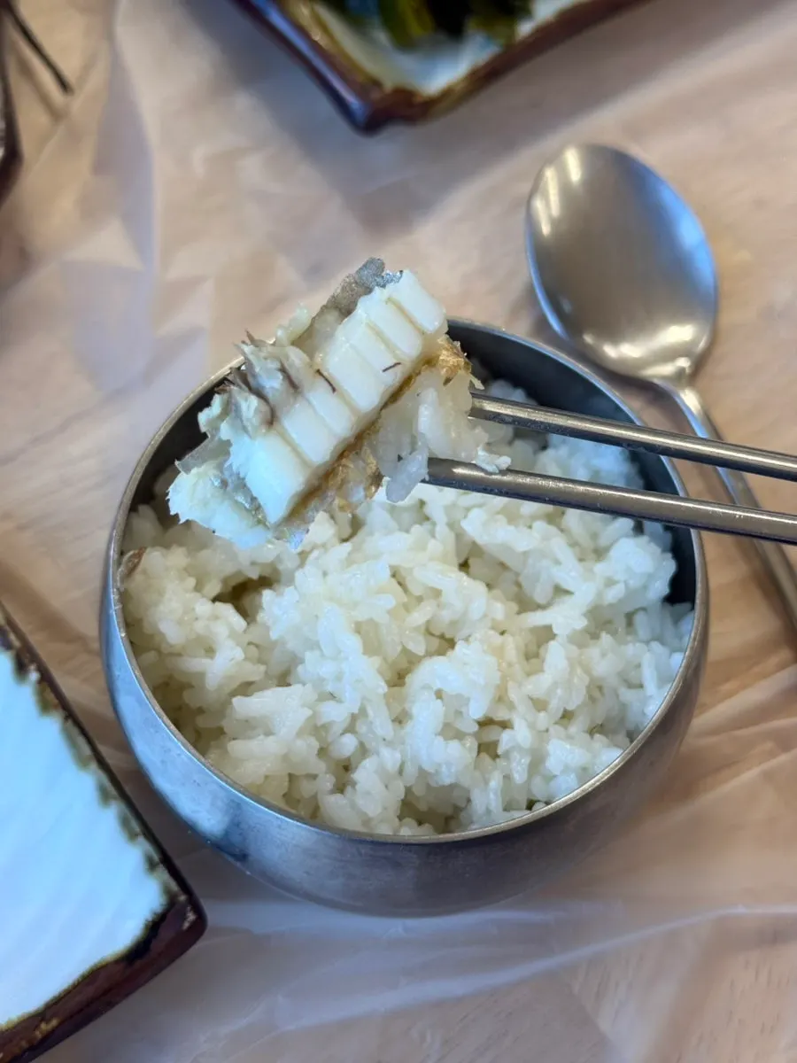 살을 발라 밥과 함께 먹는 갈치구이
