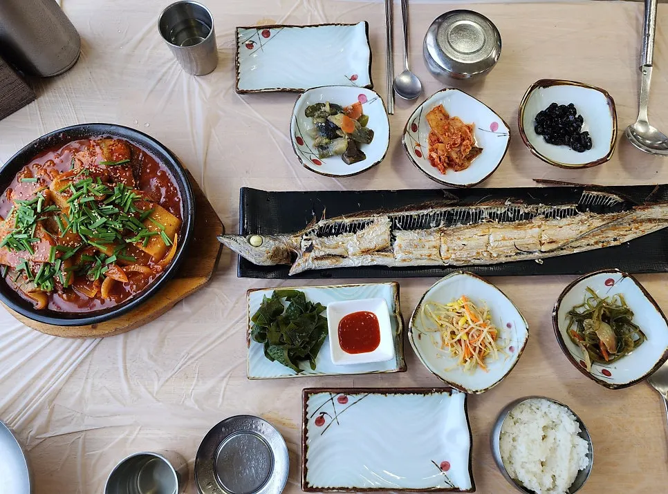Table setting before the bada pungyeong jorim order
