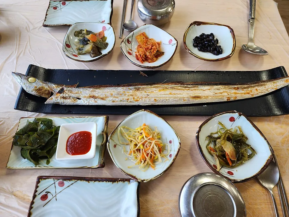 Free whole grilled cutlassfish served with the order