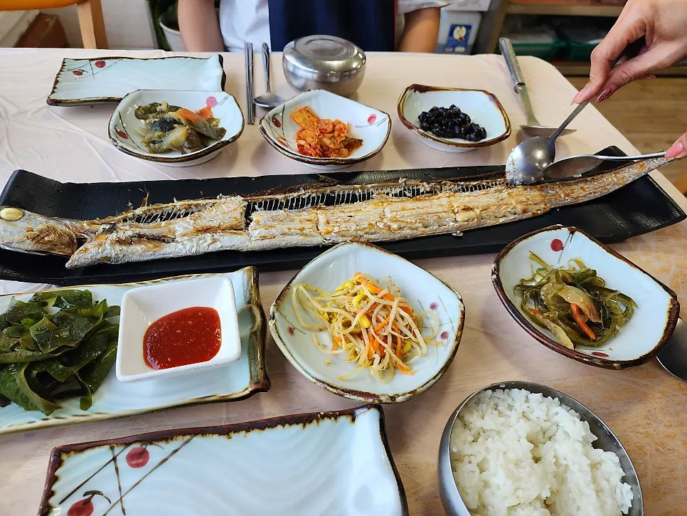 Close-up of the whole grilled cutlassfish plate