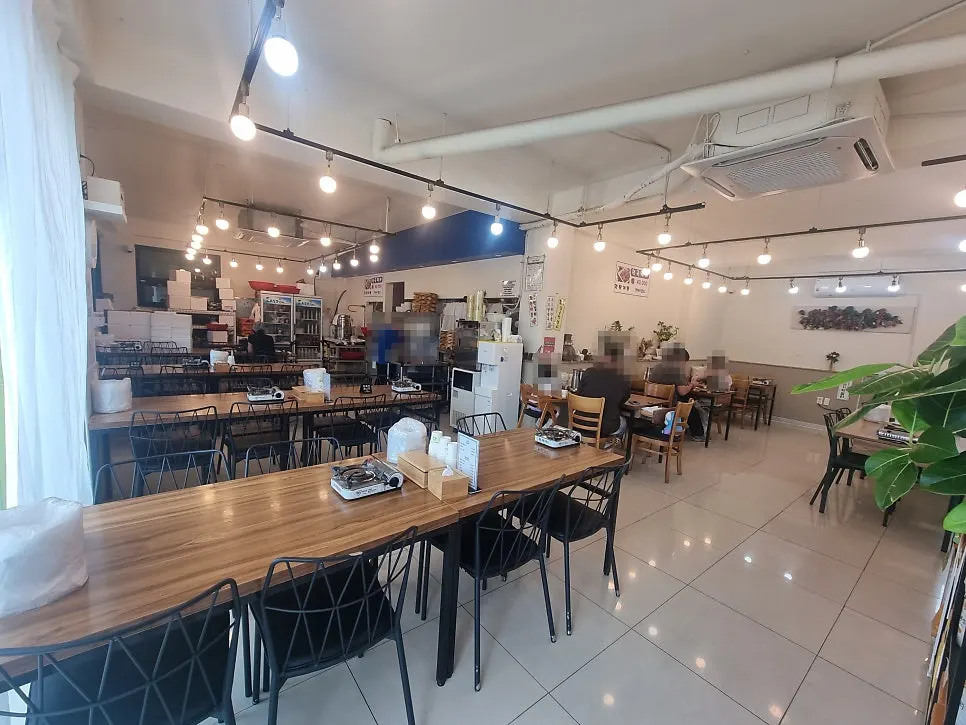 Interior view of Jejurowoon Cheonghaewon