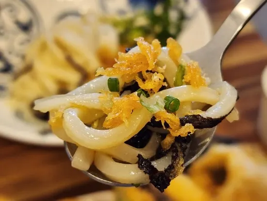 Cold bukkake udon with sauce poured over it