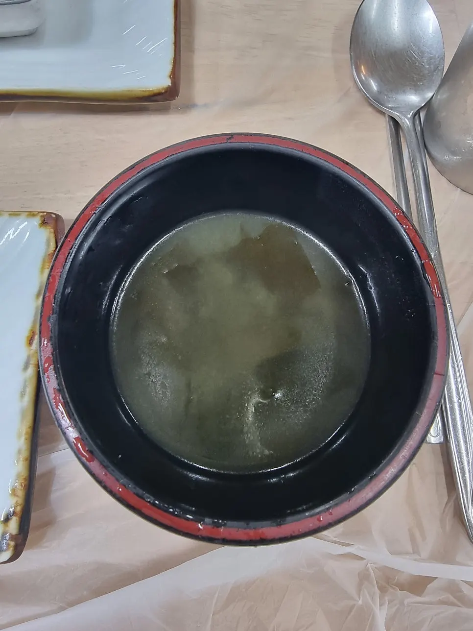 따뜻한 미역국과 기본 반찬