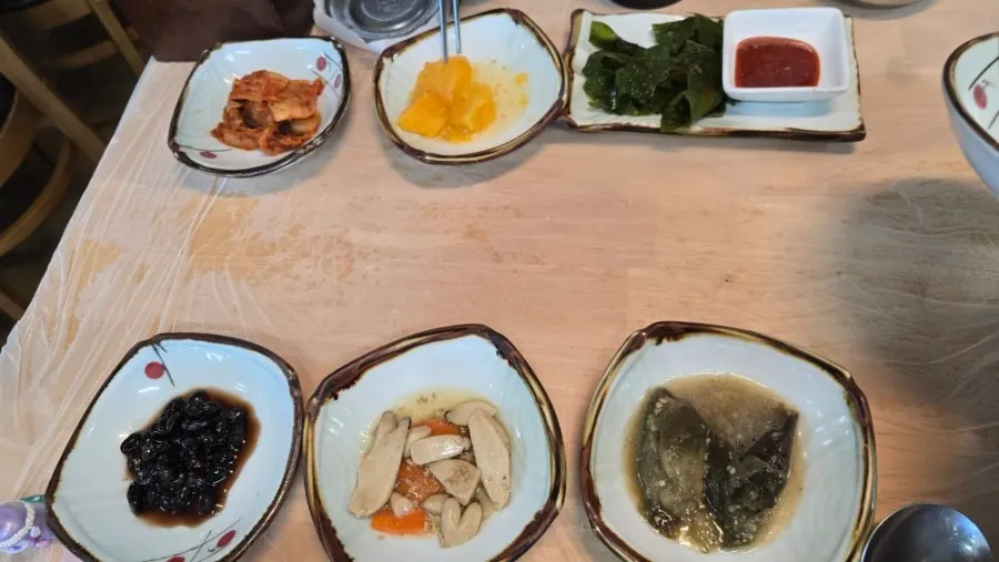 Basic side dishes including kimchi and seasoned vegetables