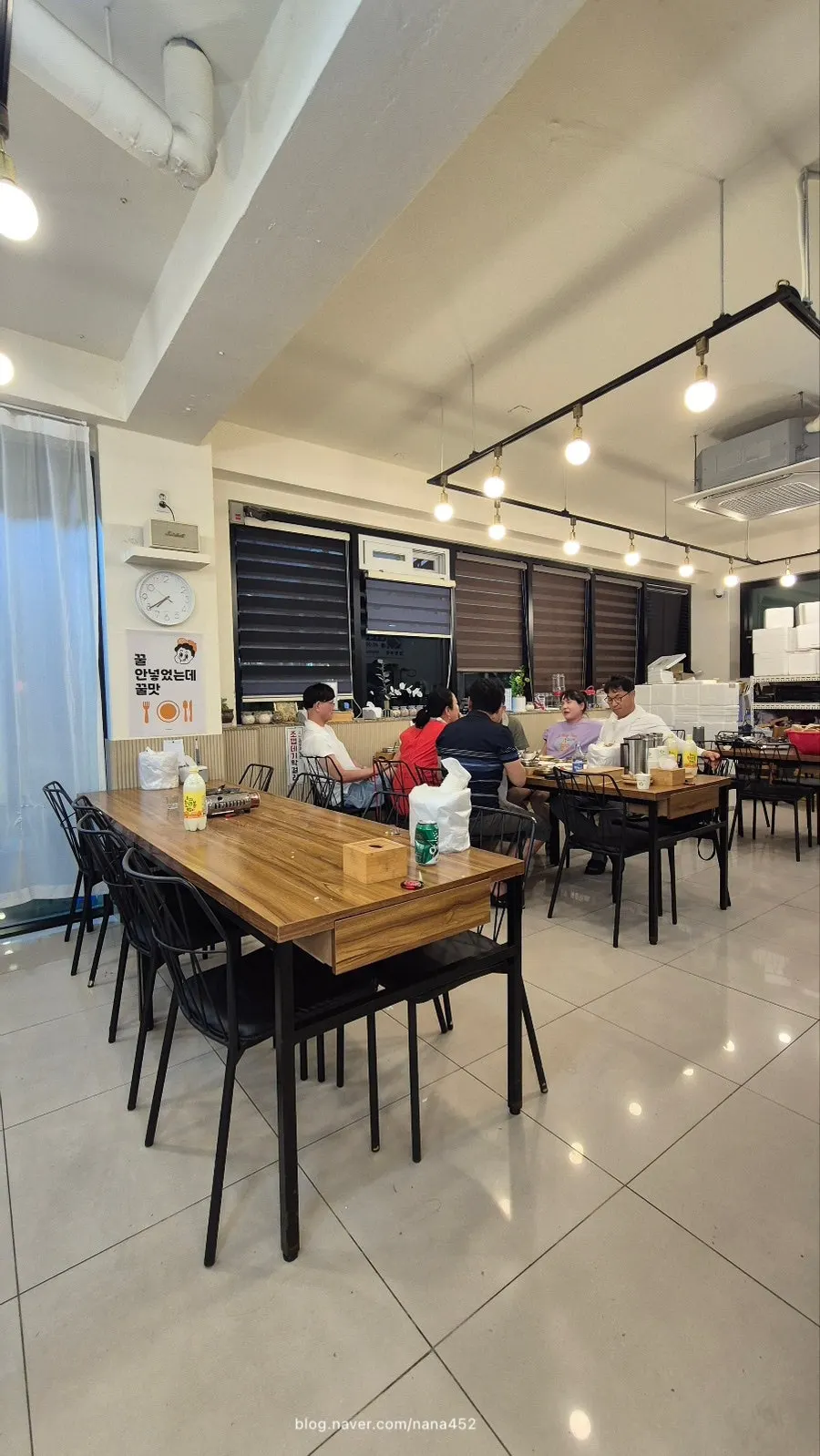 조용하고 깔끔한 한식당 내부 사진