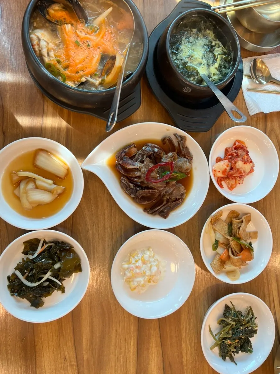 대접에 덜어낸 윤기 나는 찰솥밥