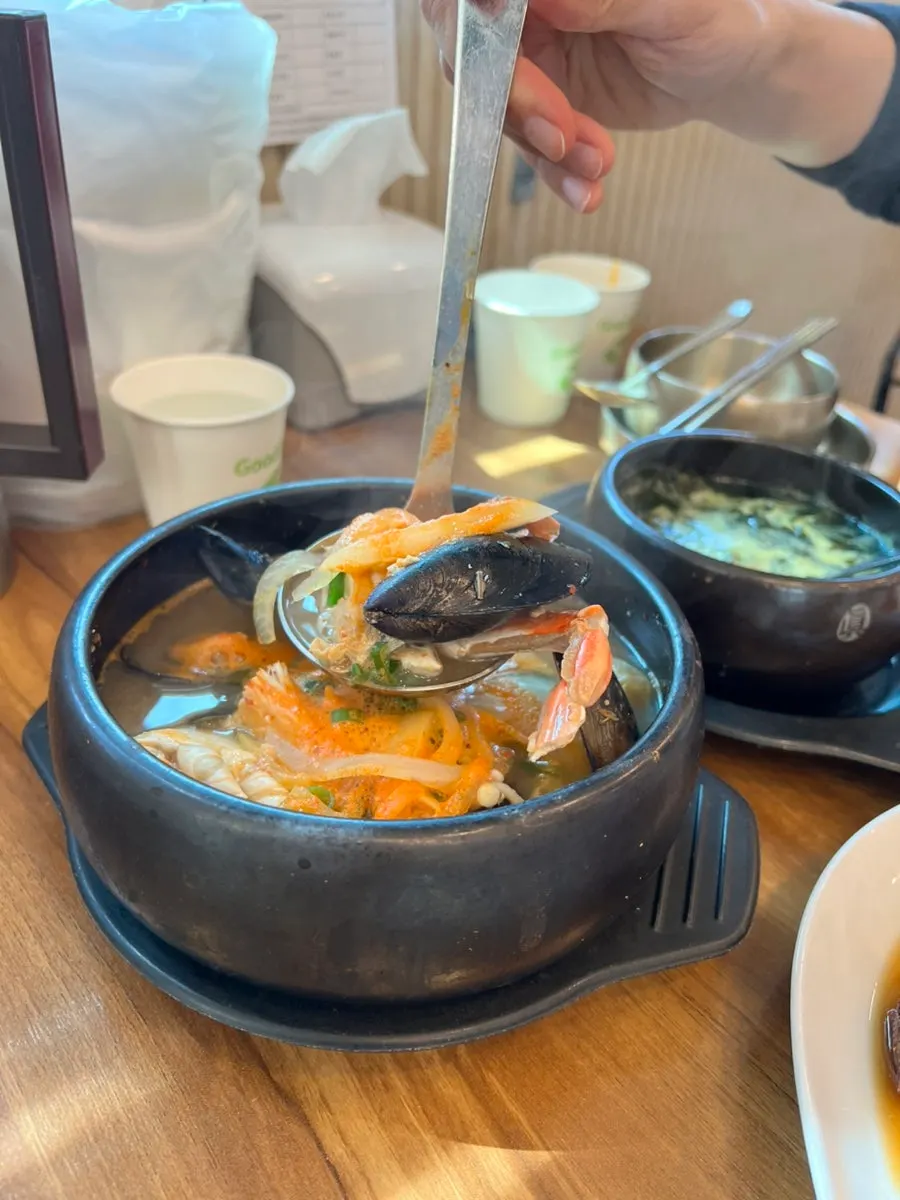 보글보글 끓는 상태로 나온 해물뚝배기