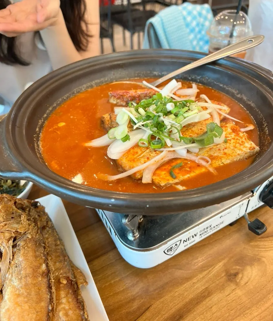갈치조림과 옥돔구이가 함께 놓인 A세트 상차림