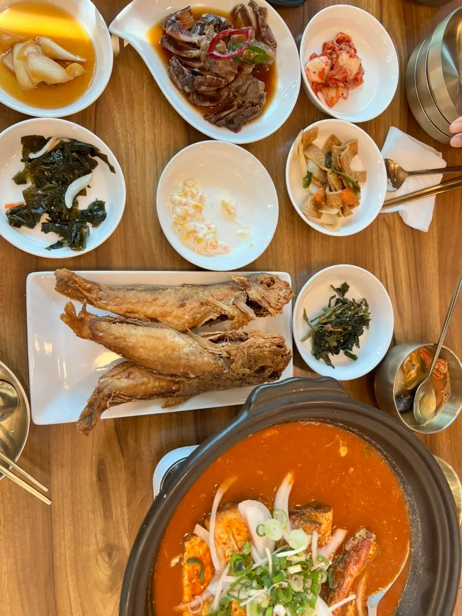 푸짐하게 차려진 제주로운청해원 한 상