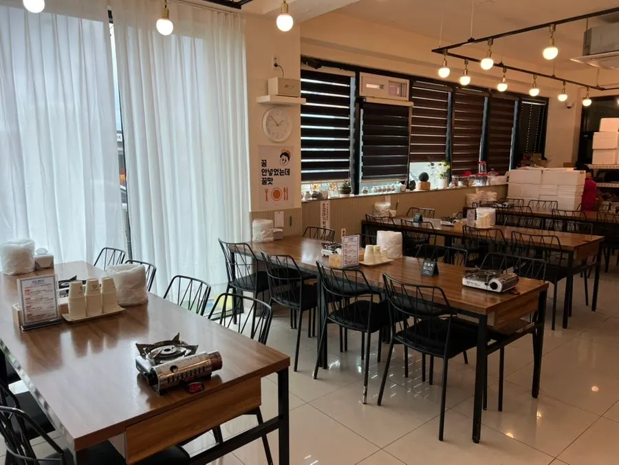 Interior of Jejurowoon Cheonghaewon photographed after guests had left
